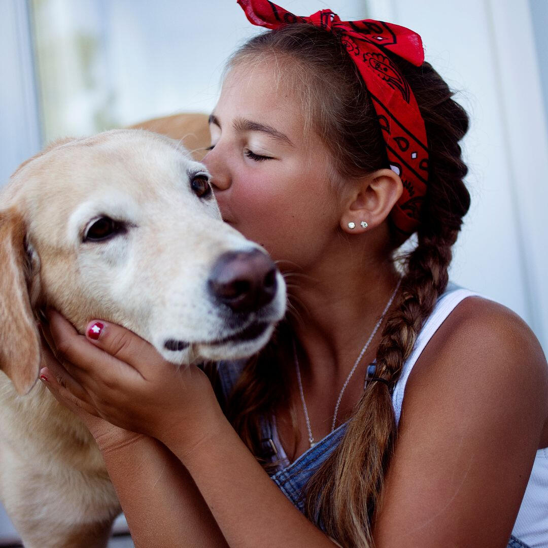 Woman_holding_rescue_puppy